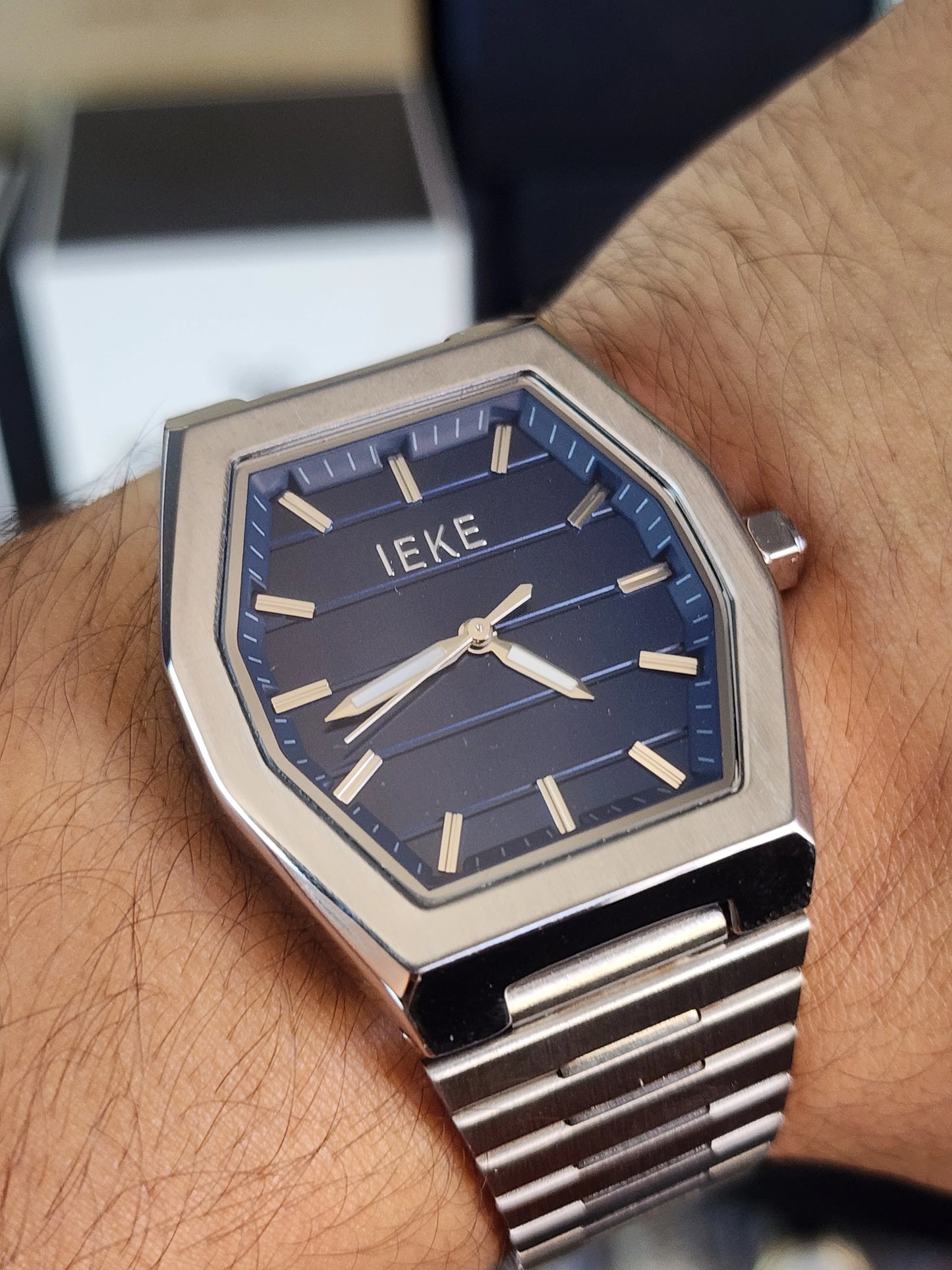 Ieke hexagonal blue dial