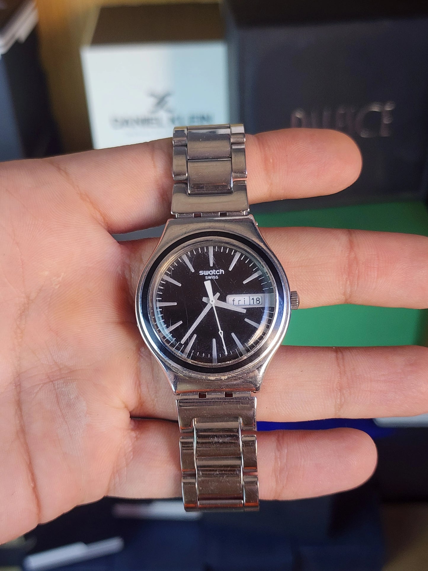 Swatch simple details black daydate