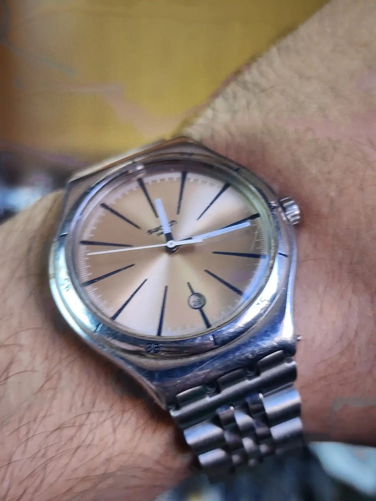 Swatch large, light gold dial