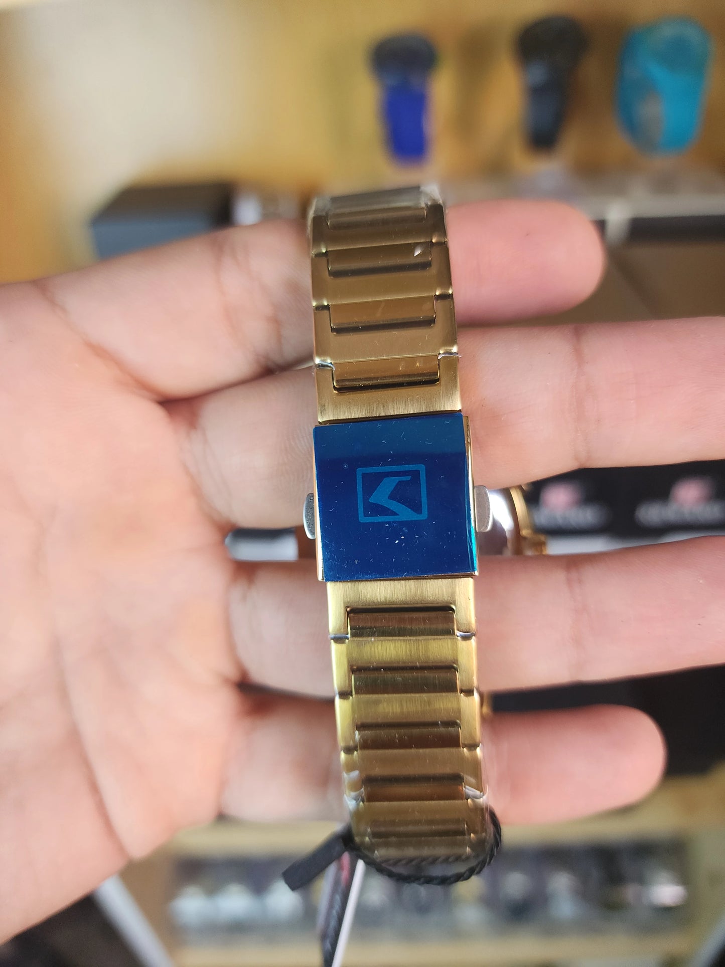 Curren square gold