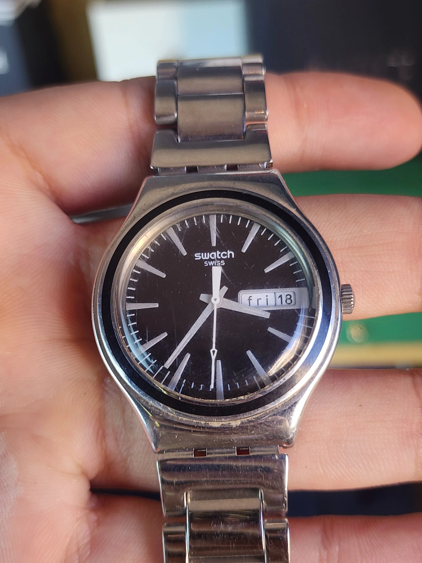 Swatch simple details black daydate