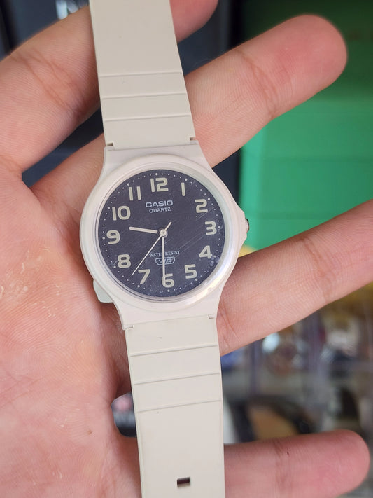 Casio basic MQ24 white
