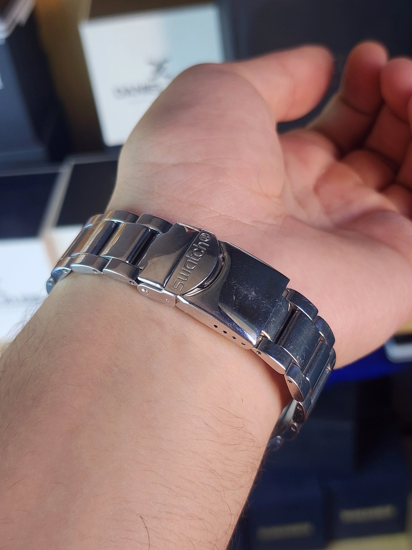 Swatch simple details black daydate