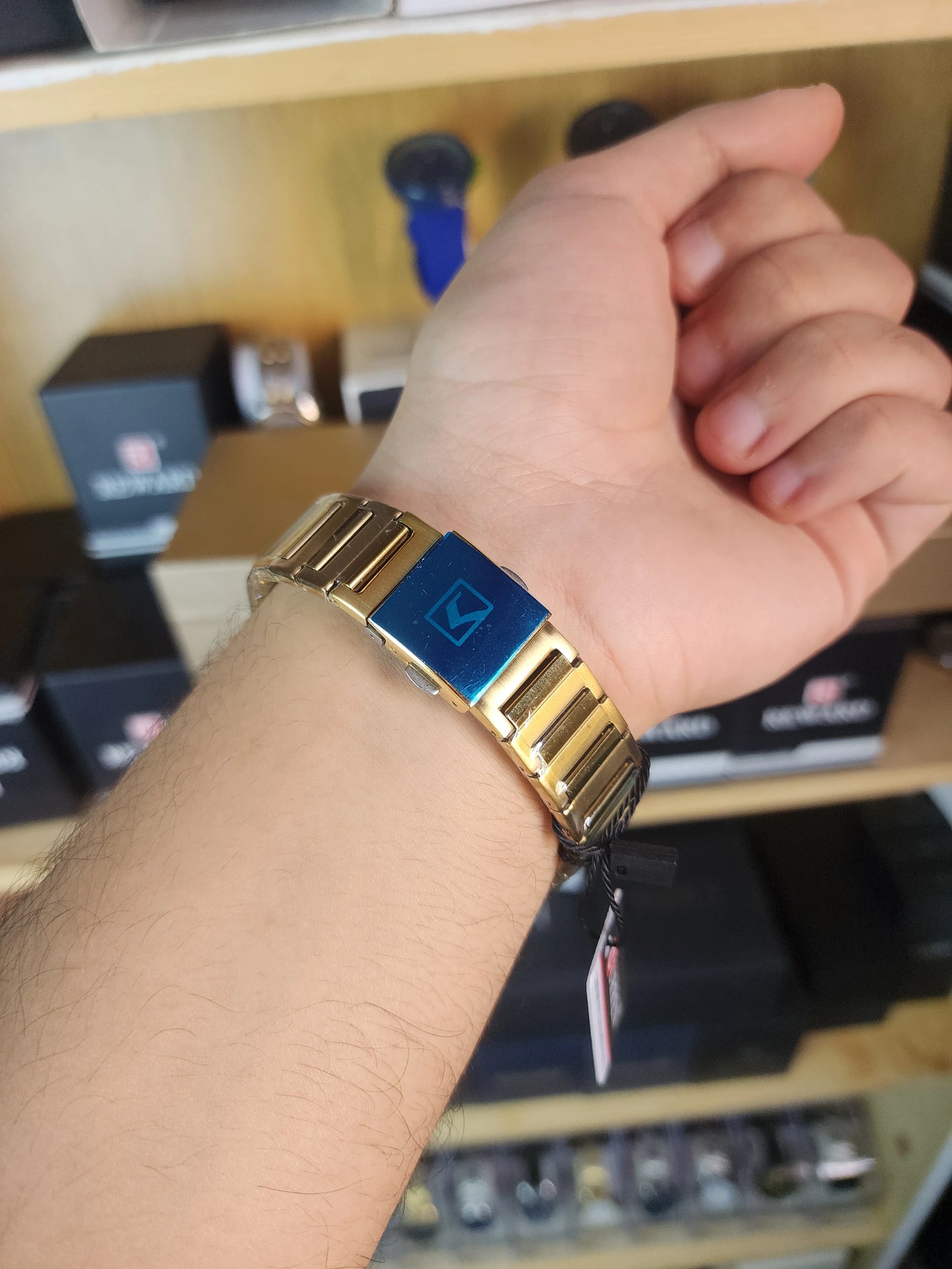 Curren square gold