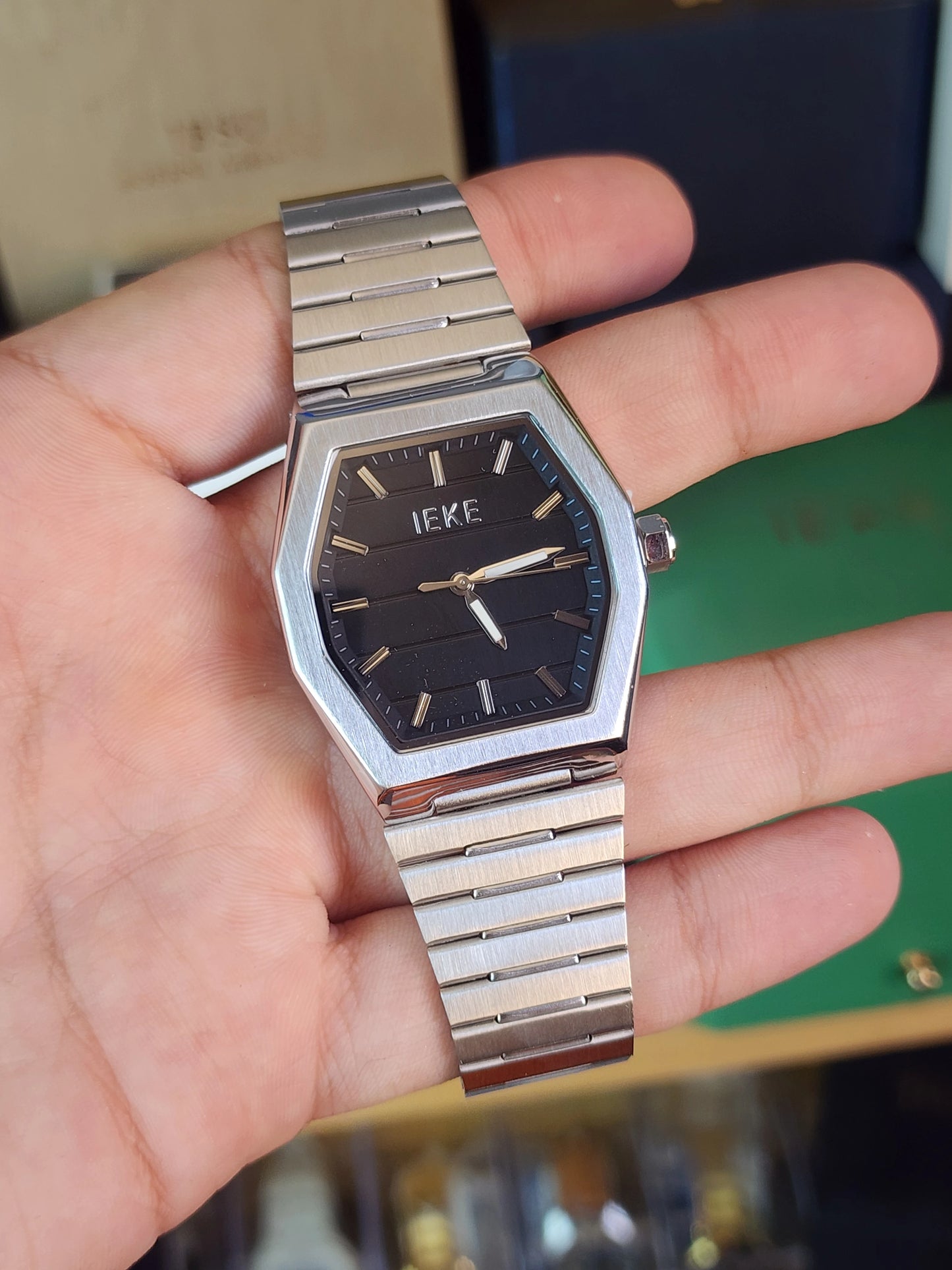 Ieke hexagonal black dial