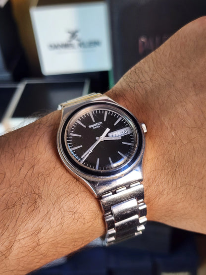 Swatch simple details black daydate