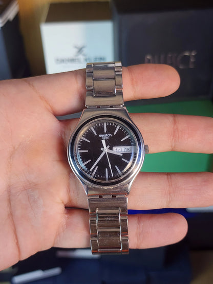 Swatch simple details black daydate