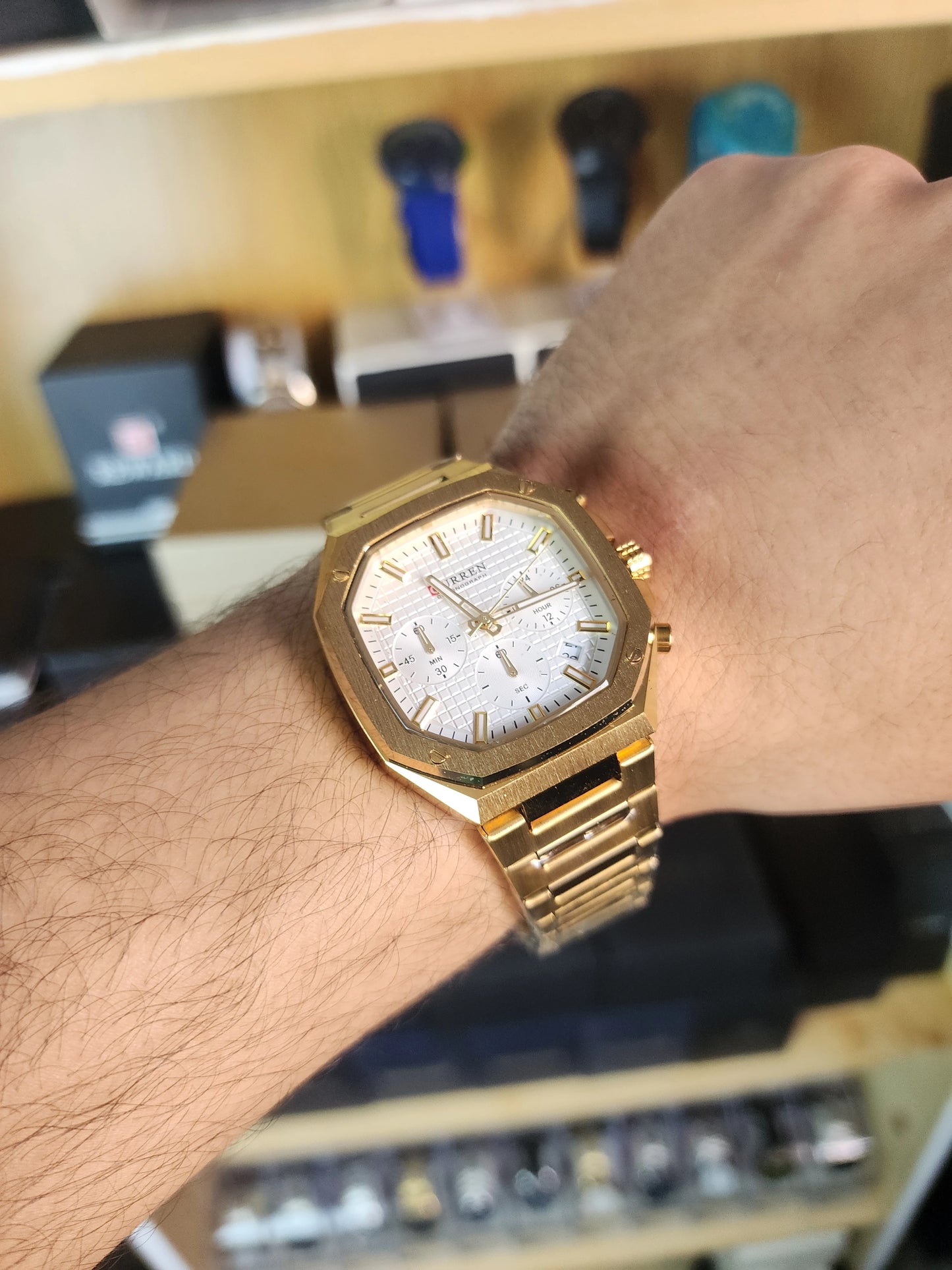 Curren square gold
